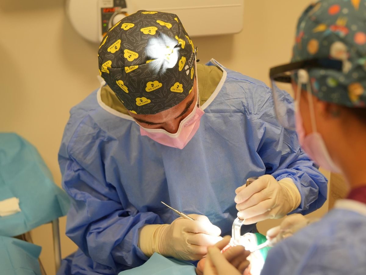 Colocación de implantes dentales en el quirófano de la clínica