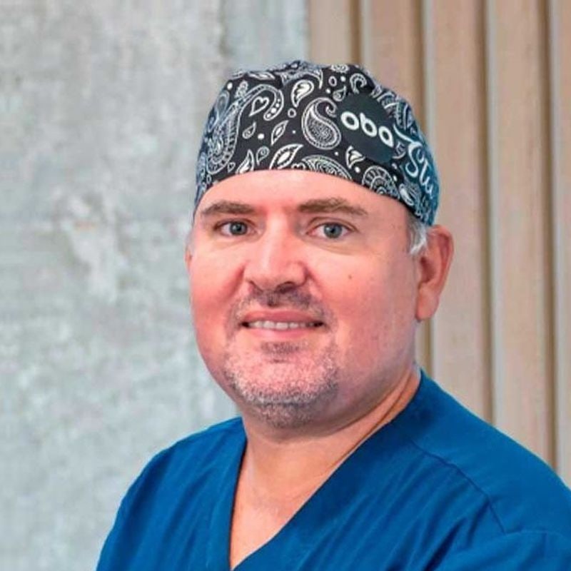 Dr. Stevens Salva Sutherland — Médico especialista en Anestesiología, Reanimación y Sedación