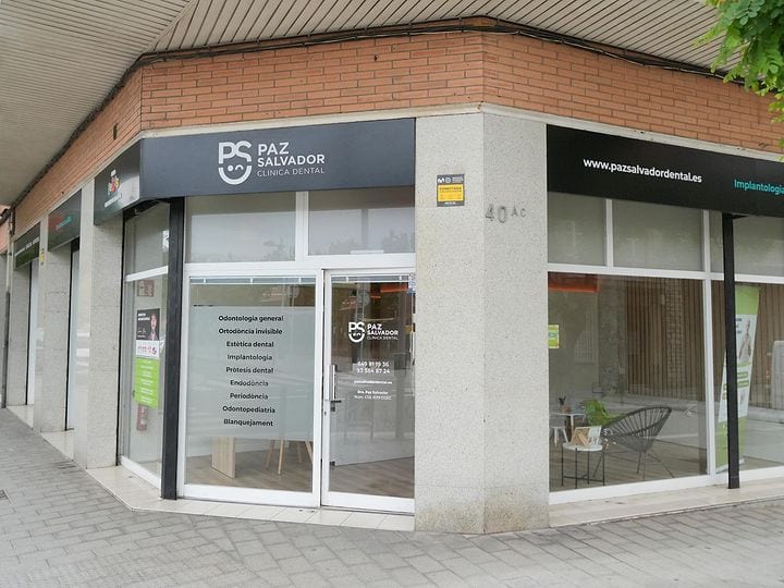 Fachada de la clínica dental Paz Salvador en Sant Joan Despí, a pie de calle