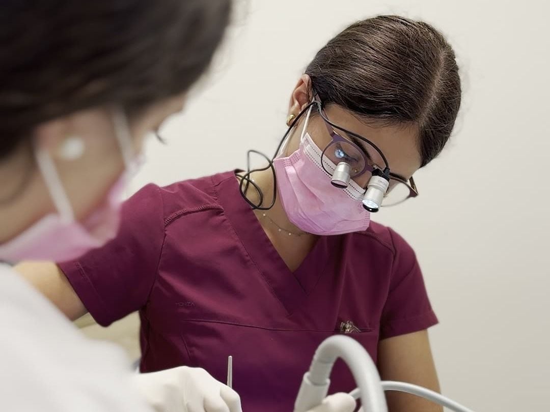 Higienista de Paz Salvador Dental durante una limpieza de encías con ultrasonidos